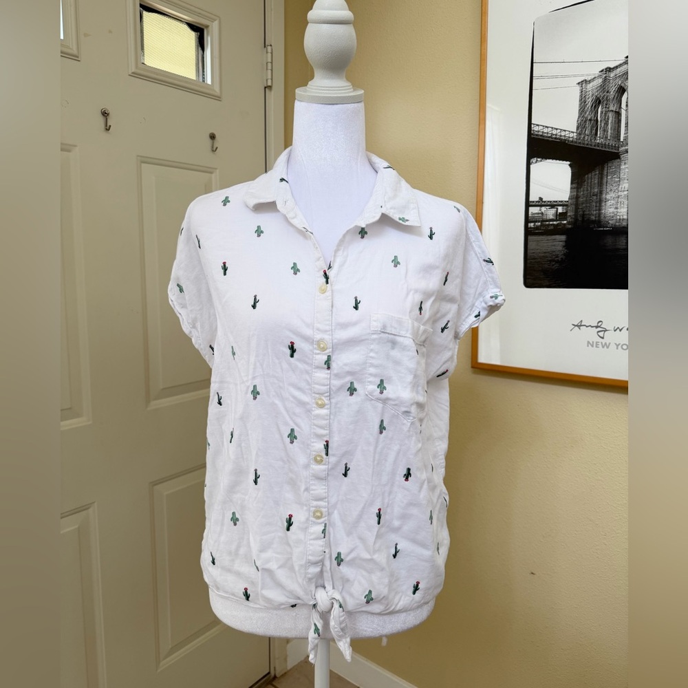 Old Navy White Button-Front Short Sleeve Shirt with Cactus Embroidery Medium